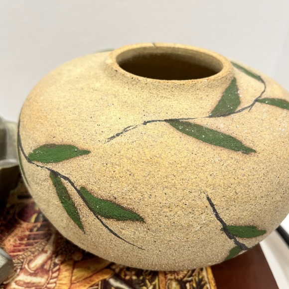 VINTAGE/HANDCRAFTED SAND ART POTTERY VASE w/LEAF PATTERN & SIGNED - Picture 4 of 10
